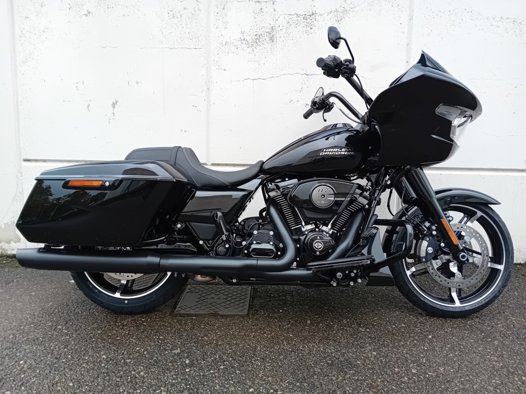 Harley Davidson Road Glide® vivid black